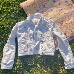 Justice White Cropped Denim Jacket 🌺
Size 12/14 Teen size - fits Adult small ✨